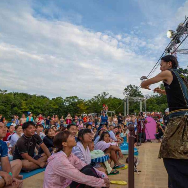 西武園ゆうえんちのプールの夏イベントを盛り上げる大道芸
