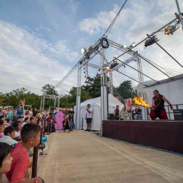 ノリの炎剣 西武園ゆうえんちのプールの夏イベントを盛り上げるファイアーショー