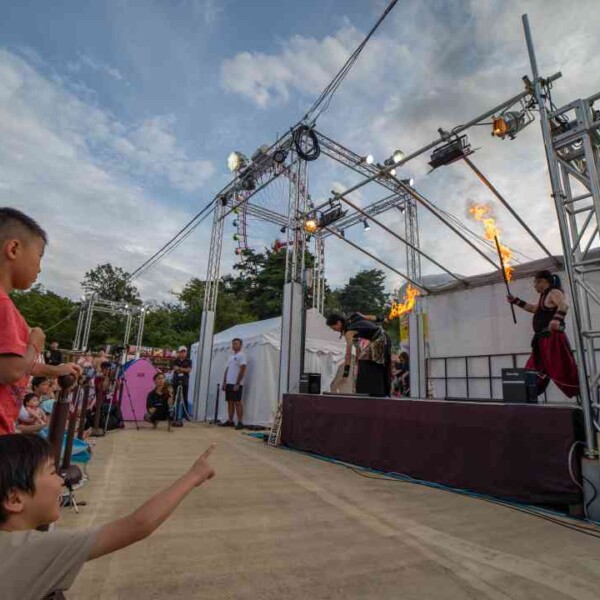 西武園ゆうえんちのプールの夏イベントを盛り上げるファイアーショー