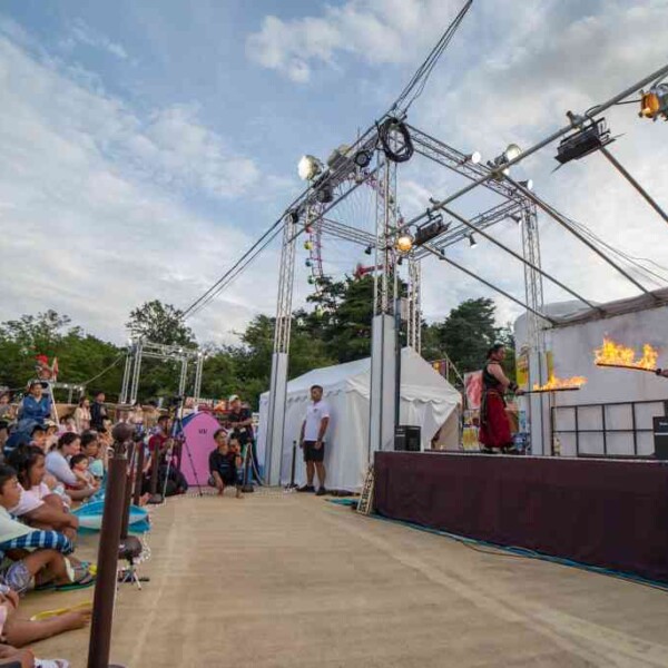 西武園ゆうえんちのプールの夏イベントを盛り上げるファイアーショー