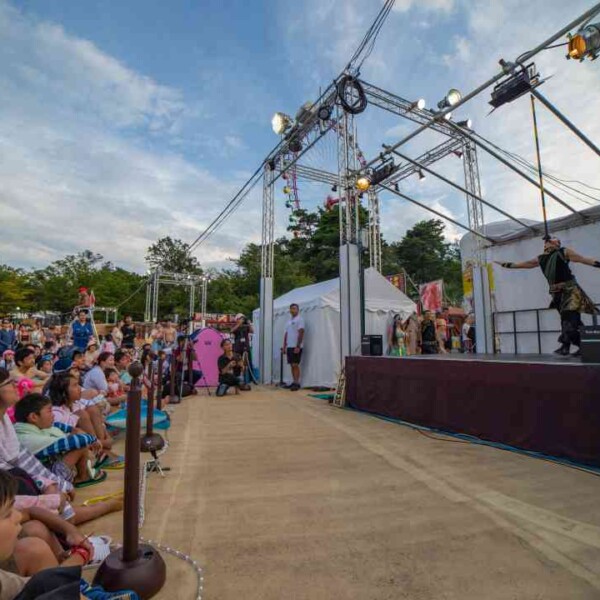 西武園ゆうえんちのプールの夏イベントを盛り上げる大道芸