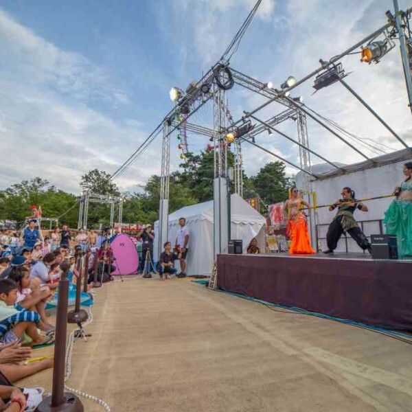 西武園ゆうえんちのプールの夏イベントを盛り上げるリンボーダンス