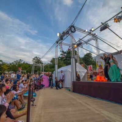 西武園ゆうえんちのプールの夏イベントを盛り上げるエキゾチックなベリーダンス