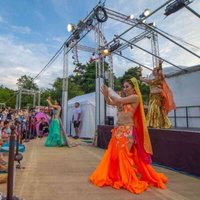 西武園ゆうえんちのプールの夏イベントを盛り上げるエキゾチックなベリーダンス