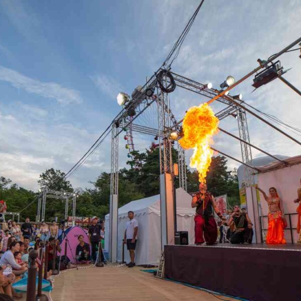 頭目の火吹き 西武園ゆうえんちのプールの夏イベントを盛り上げるファイアーショー