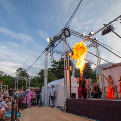 頭目の火吹き 西武園ゆうえんちのプールの夏イベントを盛り上げるファイアーショー