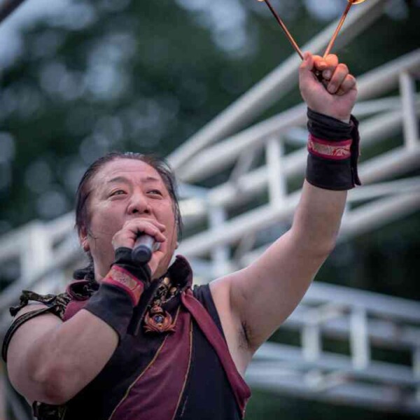 頭目のMC 西武園ゆうえんちのプールの夏イベントを盛り上げるファイアーショー