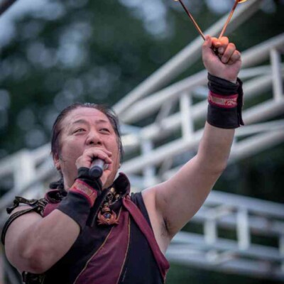西武園ゆうえんちのプールの夏イベントを盛り上げるファイアーショー