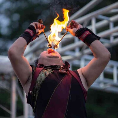 西武園ゆうえんちのプールの夏イベントを盛り上げるファイアーショー
