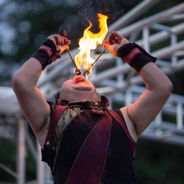 頭目の火食いダブル 西武園ゆうえんちのプールの夏イベントを盛り上げるファイアーショー