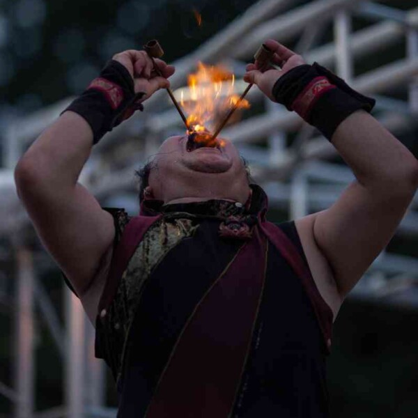 頭目の火食いダブル 西武園ゆうえんちのプールの夏イベントを盛り上げるファイアーショー