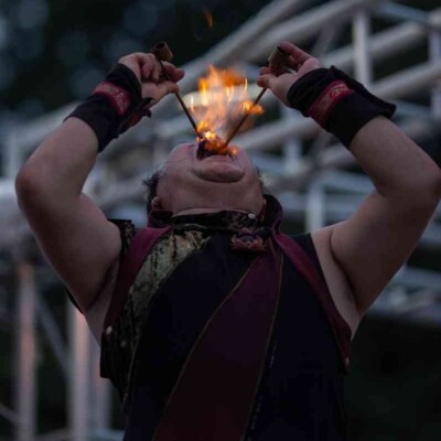 西武園ゆうえんちのプールの夏イベントを盛り上げるファイアーショー
