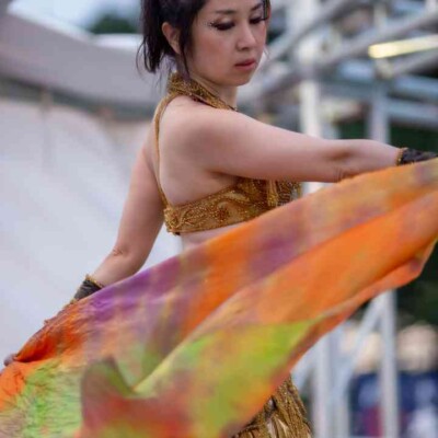西武園ゆうえんちのプールの夏イベントを盛り上げるエキゾチックなベリーダンス