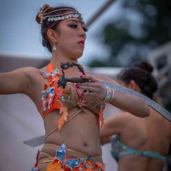 西武園ゆうえんちのプールの夏イベントを盛り上げるエキゾチックなベリーダンス