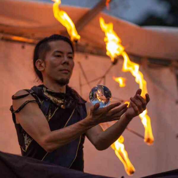 西武園ゆうえんちのプールの夏イベントを盛り上げる大道芸