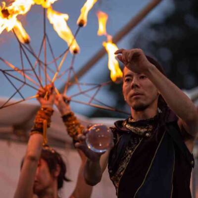 おこたんぺのコンタクトジャグリングとファイアー 西武園ゆうえんちのプールの夏イベントを盛り上げるファイアーショー