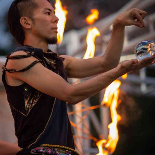 西武園ゆうえんちのプールの夏イベントを盛り上げる大道芸