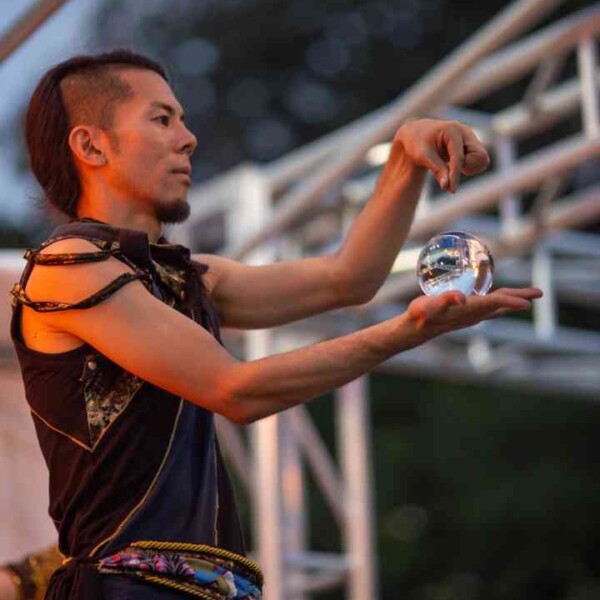 西武園ゆうえんちのプールの夏イベントを盛り上げる大道芸