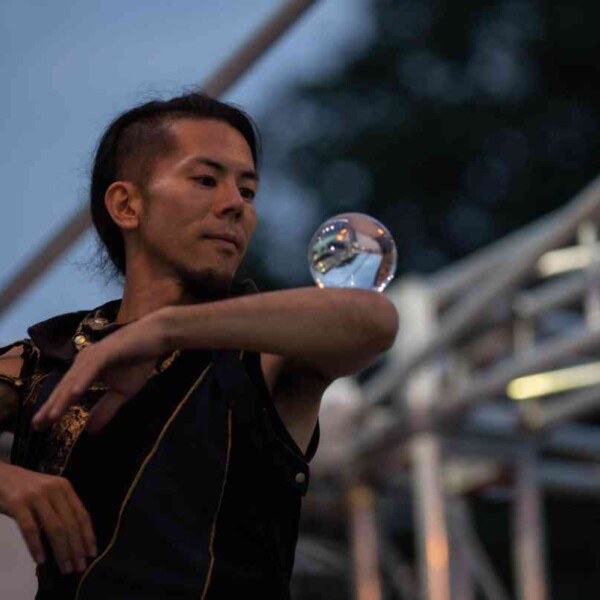 西武園ゆうえんちのプールの夏イベントを盛り上げる大道芸