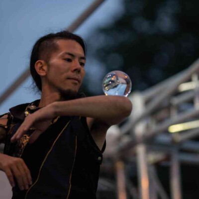 おこたんぺのコンタクトジャグリング 西武園ゆうえんちのプールの夏イベントを盛り上げる大道芸