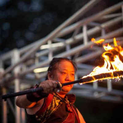 西武園ゆうえんちのプールの夏イベントを盛り上げるファイアーショー