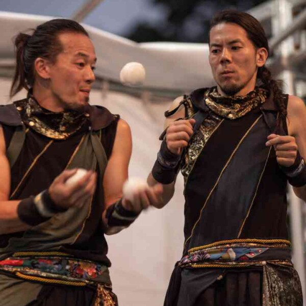 西武園ゆうえんちのプールの夏イベントを盛り上げる大道芸