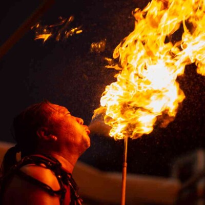 頭目の火吹き 西武園ゆうえんちのプールの夏イベントを盛り上げるファイアーショー