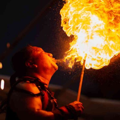 頭目の火吹き 西武園ゆうえんちのプールの夏イベントを盛り上げるファイアーショー