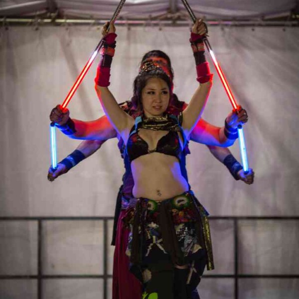 西武園ゆうえんちのプールの夏イベントを盛り上げるイルミネーションライトパフォーマンス
