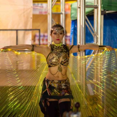 西武園ゆうえんちのプールの夏イベントを盛り上げるエキゾチックなベリーダンス