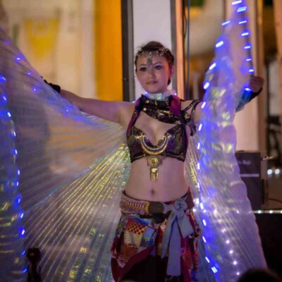 西武園ゆうえんちのプールの夏イベントを盛り上げるエキゾチックなベリーダンス