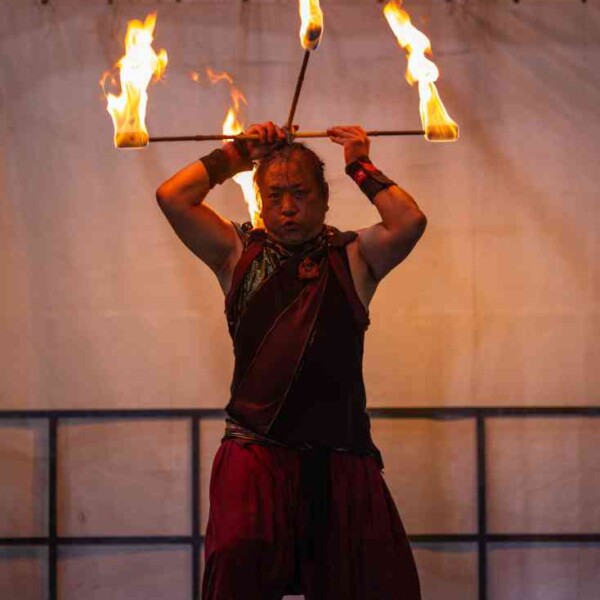 ファイアータケコプター。飛べたらいいのに 西武園ゆうえんちのプールの夏イベントを盛り上げるファイアーショー