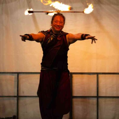 西武園ゆうえんちのプールの夏イベントを盛り上げるファイアーショー