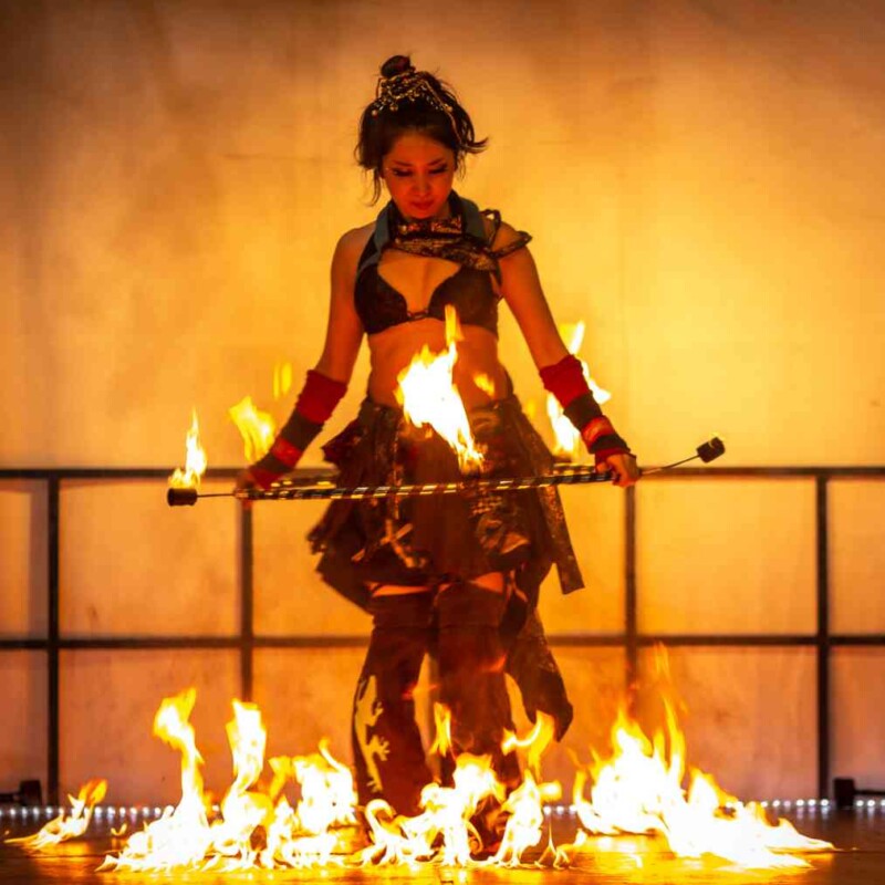 西武園ゆうえんちのプールの夏イベントを盛り上げるファイアーショー