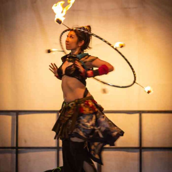 ファイアーフープ一角獣。暑いとおでこが汗ですべって大変 西武園ゆうえんちのプールの夏イベントを盛り上げるファイアーショー