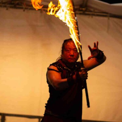 西武園ゆうえんちのプールの夏イベントを盛り上げるファイアーショー