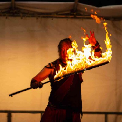 西武園ゆうえんちのプールの夏イベントを盛り上げるファイアーショー