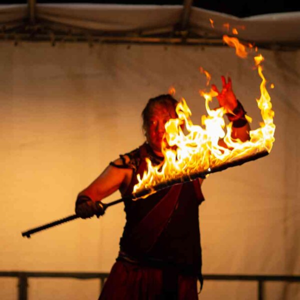 炎剣バトル 西武園ゆうえんちのプールの夏イベントを盛り上げるファイアーショー
