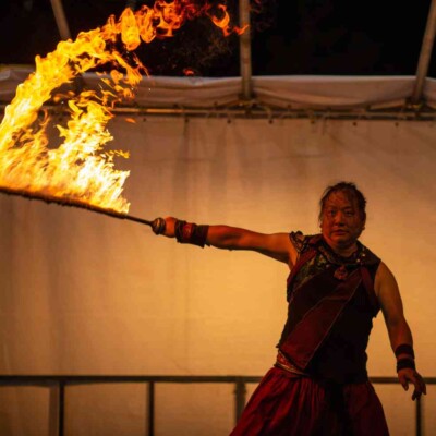 西武園ゆうえんちのプールの夏イベントを盛り上げるファイアーショー