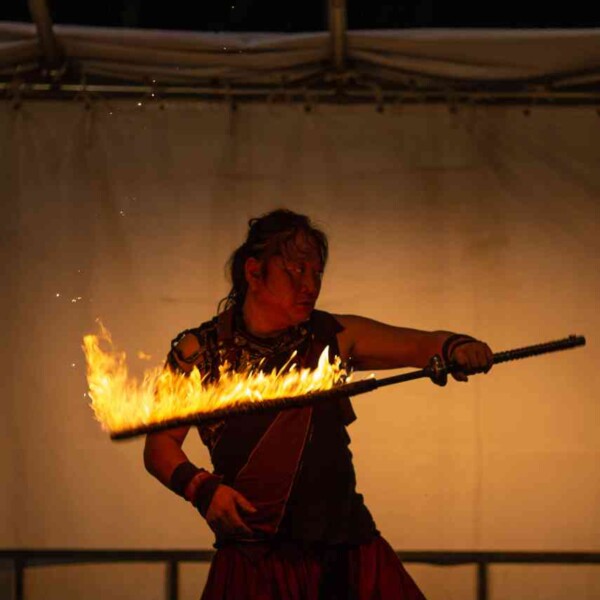 炎剣バトル 西武園ゆうえんちのプールの夏イベントを盛り上げるファイアーショー