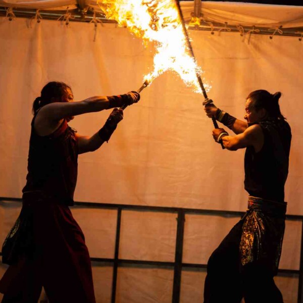 西武園ゆうえんちのプールの夏イベントを盛り上げるファイアーショー