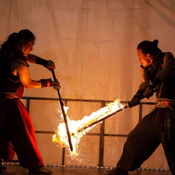 西武園ゆうえんちのプールの夏イベントを盛り上げるファイアーショー