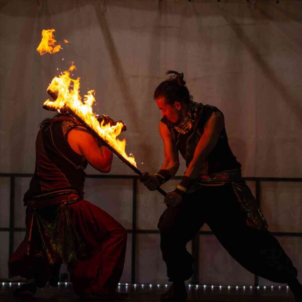 西武園ゆうえんちのプールの夏イベントを盛り上げるファイアーショー