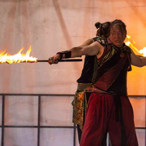 西武園ゆうえんちのプールの夏イベントを盛り上げるファイアーショー