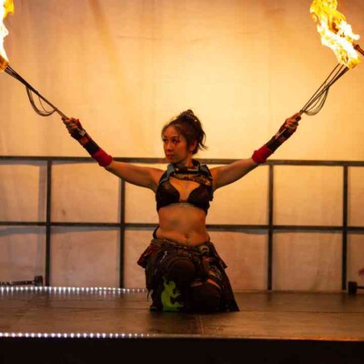 西武園ゆうえんちのプールの夏イベントを盛り上げるファイアーショー