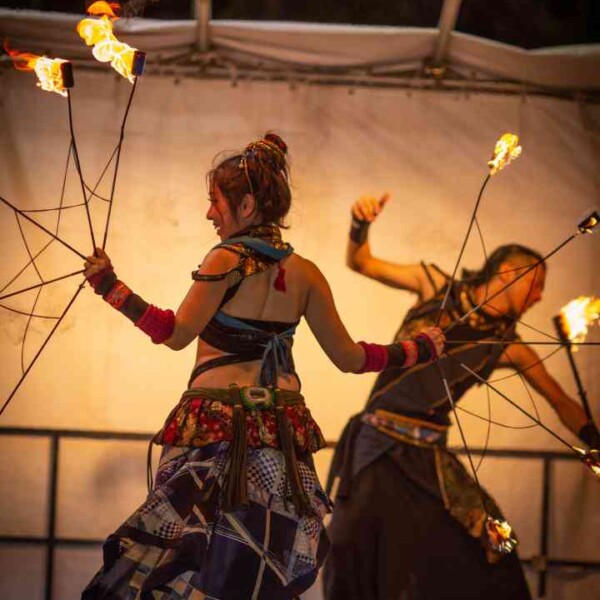 中ファンズです。 西武園ゆうえんちのプールの夏イベントを盛り上げるファイアーショー