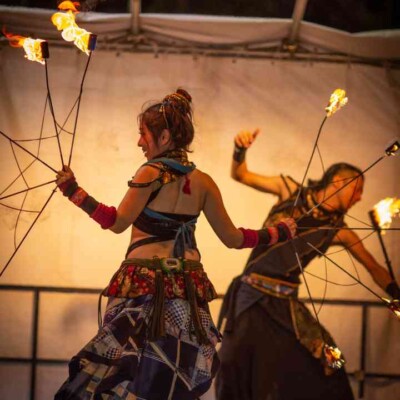 西武園ゆうえんちのプールの夏イベントを盛り上げるファイアーショー