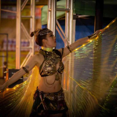 西武園ゆうえんちのプールの夏イベントを盛り上げるイルミネーションライトパフォーマンス