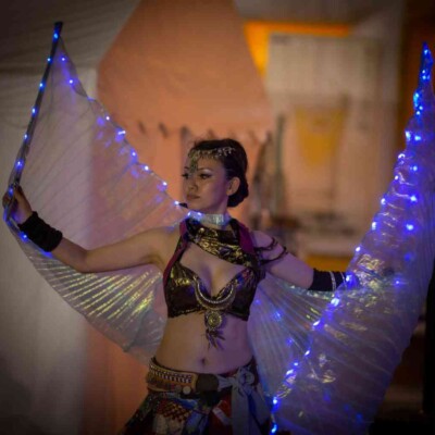西武園ゆうえんちのプールの夏イベントを盛り上げるイルミネーションライトパフォーマンス