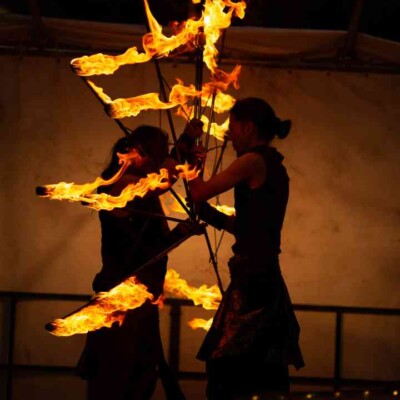 西武園ゆうえんちのプールの夏イベントを盛り上げるファイアーショー